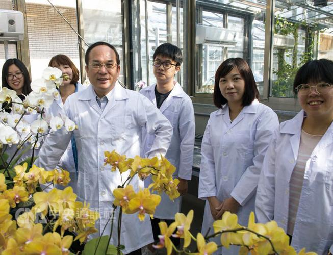 中兴大学学术副校长暨生物科技学研究所讲座教授杨长贤(左3)以「花被